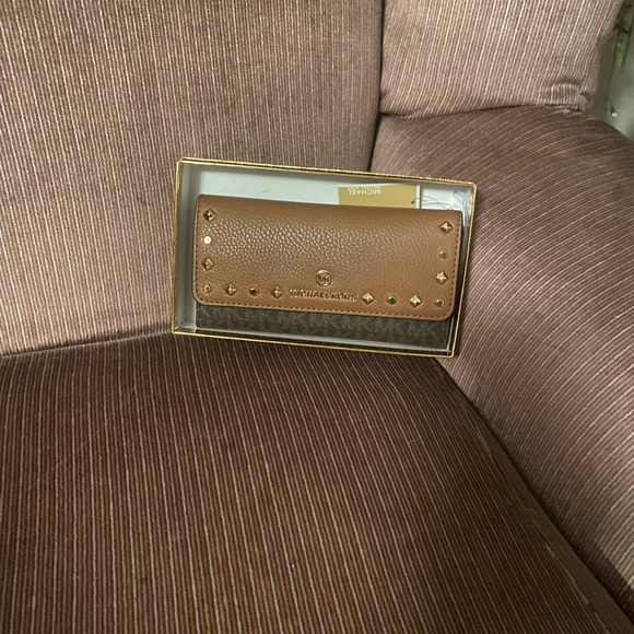 Michael Kors Handbags - NWT - Michael Kors Jet Set Charm Signature Large Trifold Wallet